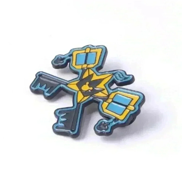 Kingdom Heart Keyblade Enamel Pin - Picture 3 of 3